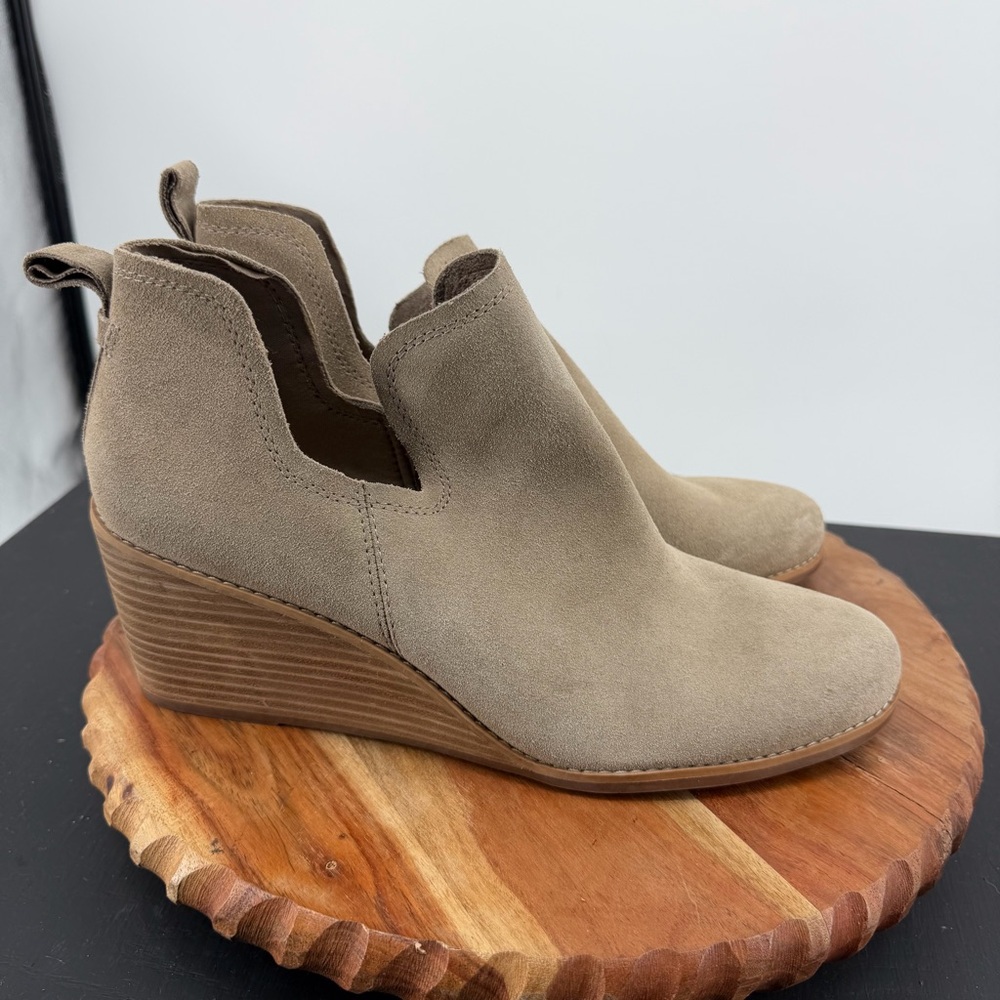 TOMS Women's Kallie wedge bootie in natural‎ taupe suede with side cutouts sz 12